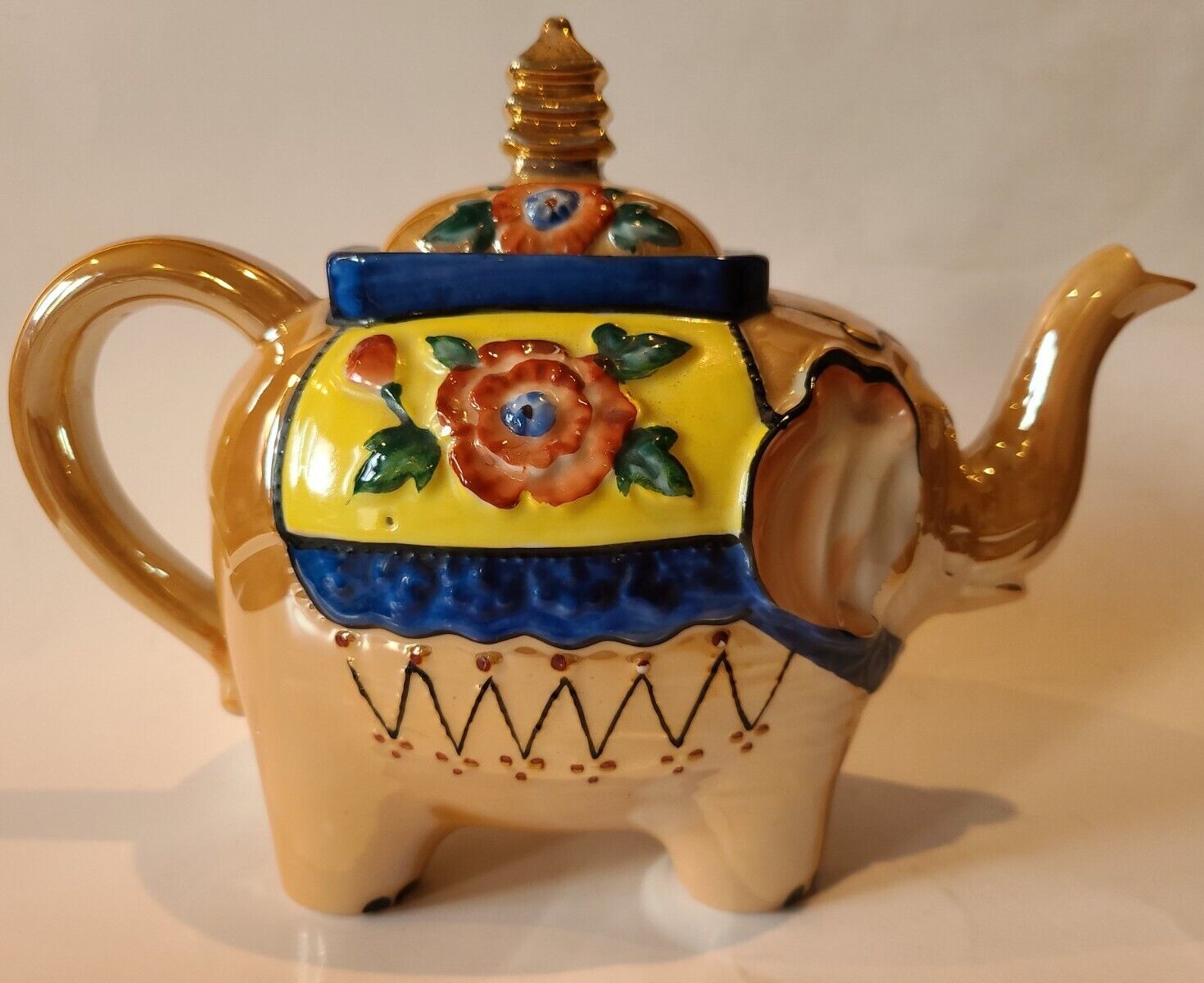 Lovely Antique Japanese Porcelain Satsuma Moriage Elephant Tea Pot Hand Painted